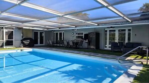 Outdoor pool, a heated pool - Dual Masters - Screened Pool - Media Game Room - 1GB Internet - Beach 6 Miles (Hollywood)