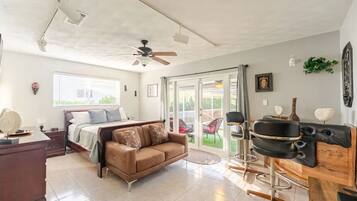 4 bedrooms, in-room safe, desk, iron/ironing board