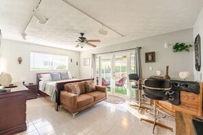 4 bedrooms, in-room safe, desk, iron/ironing board