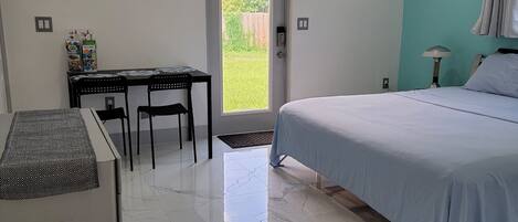 1 habitación, tabla de planchar con plancha, wifi gratis y ropa de cama
