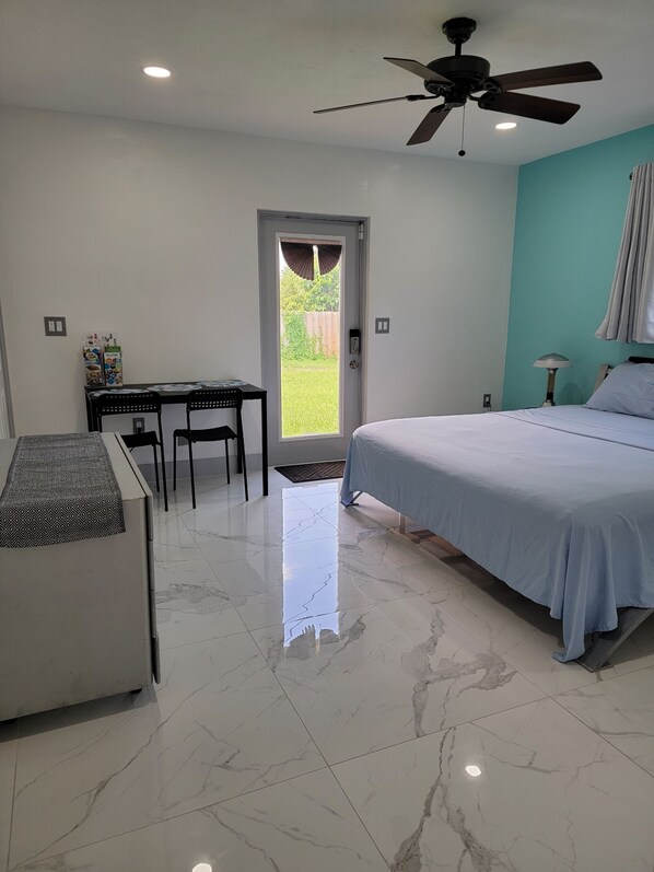 1 habitación, tabla de planchar con plancha, wifi gratis y ropa de cama 