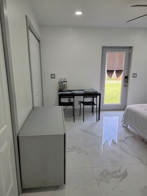 1 slaapkamer, een strijkplank/strijkijzer, gratis wifi, beddengoed