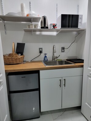 Refrigerador, microondas, cafetera y tetera y tetera eléctrica 