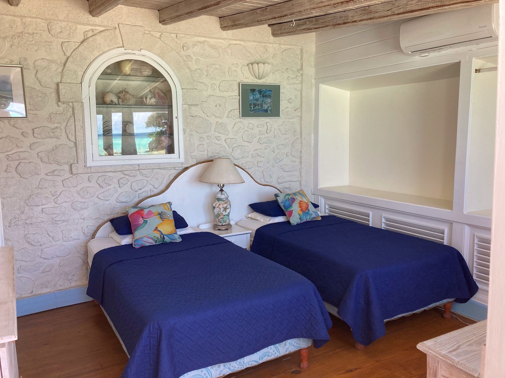 3 chambres, coffres-forts dans les chambres, bureau