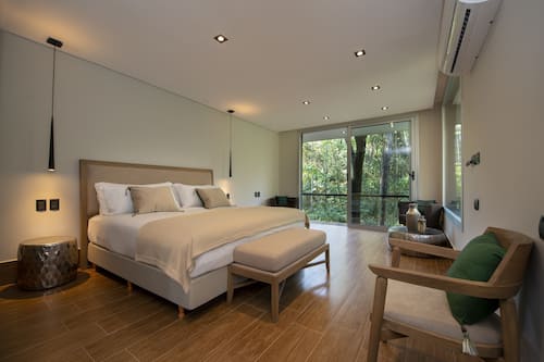 Deluxe Double Room | Minibar, una cassaforte in camera, con arredamento individuale