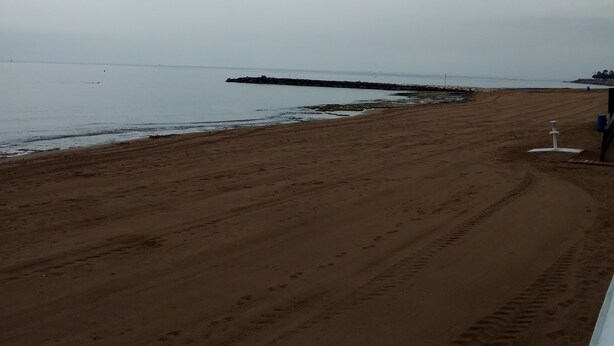 A sandy beach with footprints leading to the water, a jetty, and a structure on the right. - CASA CALA IGORA SPAIN (Torrevieja)