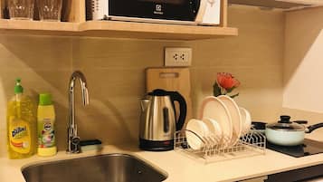 Microwave, cookware/dishes/utensils