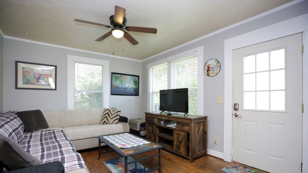 Smart TV, books - Flamingo Pad | Pet-Friendly Pensacola Rental Near Downtown & Pensacola Beach (Pensacola)