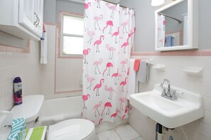 Combined shower/bathtub, hair dryer, towels - Flamingo Pad: Dog Friendly, Downtown, Pensacola Beach! (Pensacola)