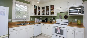 Flamingo Pad: Dog Friendly, Downtown, Pensacola Beach!