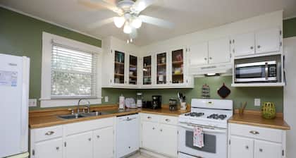 Flamingo Pad: Dog Friendly, Downtown, Pensacola Beach!