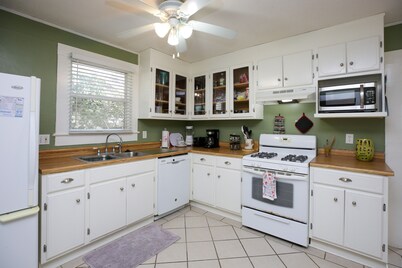 Flamingo Pad: Dog Friendly, Downtown, Pensacola Beach!