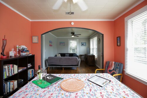 Flamingo Pad: Dog Friendly, Downtown, Pensacola Beach!