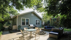 Outdoor dining - Flamingo Pad | Pet-Friendly Pensacola Rental Near Downtown & Pensacola Beach (Pensacola)