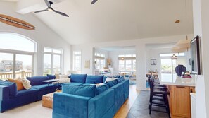 Smart TV, chimenea, reproductor de DVD y libros 