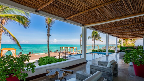Ein überdachter Sitzbereich mit Blick auf Strand und Meer.