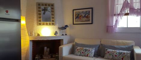 Una televisión, una chimenea