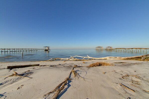 På stranden og solsenger