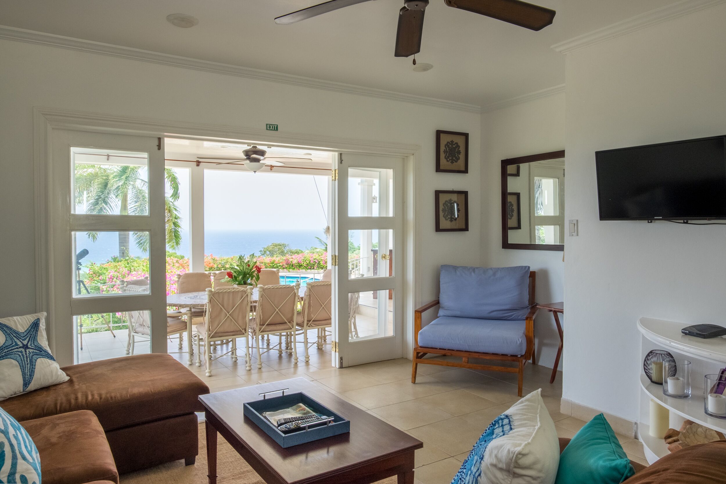Smart TV, videogames, DVD player, mesa de pingue-pongue