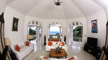 Smart TV, videogames, DVD player, mesa de pingue-pongue