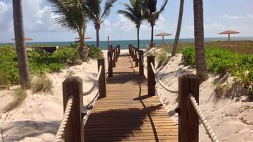 Plage, chaises longues, serviettes de plage