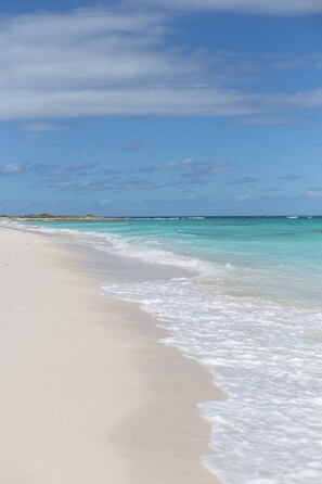 Plage, chaises longues, serviettes de plage
