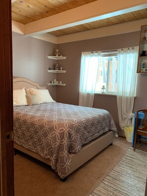 3 bedrooms, desk, iron/ironing board, travel cot