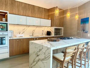 Geladeira, micro-ondas, fogão, cooktop