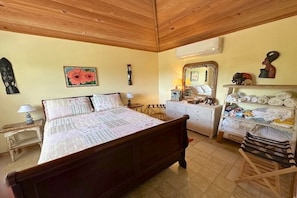 3 bedrooms, in-room safe, desk, iron/ironing board