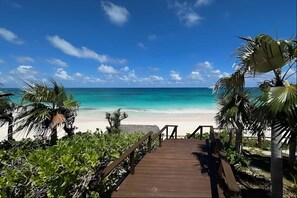 Ubicación a pie de playa, tumbonas y toallas de playa