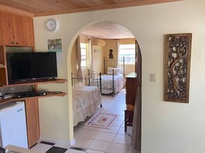 3 bedrooms, in-room safe, desk, iron/ironing board - Garden of Light,Charming Oceanfront Villa,Tiki Huts& Generator,10% off 7+ nights (Governors Harbor)