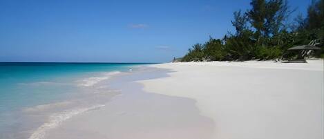 På stranden, liggestole, badehåndklæder