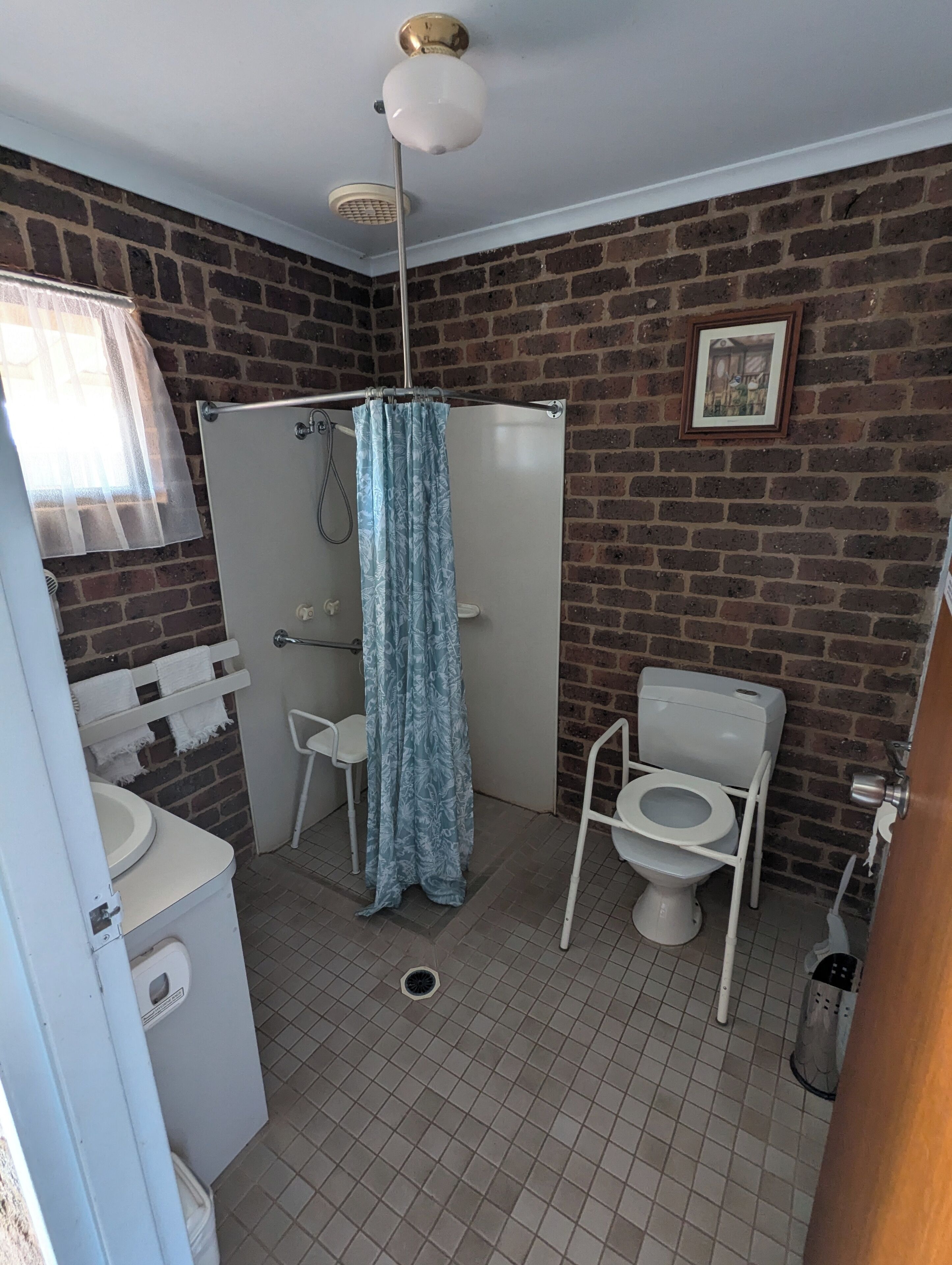 Standaard kamer, 1 slaapkamer, toegankelijk voor mindervaliden | Badkamer | Een douche, gratis toiletartikelen, een haardroger, handdoeken