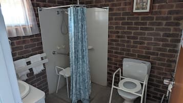 Standaard kamer, 1 slaapkamer, toegankelijk voor mindervaliden | Badkamer | Een douche, gratis toiletartikelen, een haardroger, handdoeken