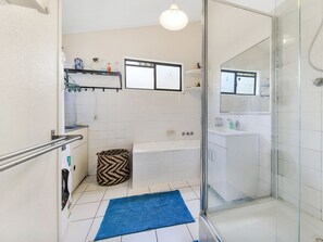 SĂšche-cheveux, serviettes fournies, savon, papier toilette