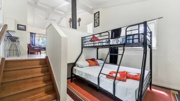 3 bedrooms, iron/ironing board, bed sheets