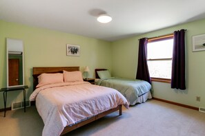 4 bedrooms, WiFi, bed sheets - Fantastic Vacation Rental in Lake Como, Sleeps 8-12 (Lake Geneva)