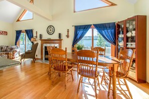 Smart TV, fireplace, DVD player, video library - Fantastic Vacation Rental in Lake Como, Sleeps 8-12 (Lake Geneva)