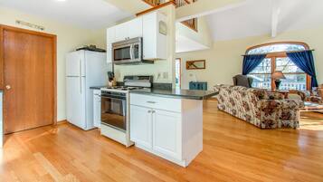 Jääkaappi, mikroaaltouuni, uuni, liesi