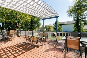Outdoor dining - Fantastic Vacation Rental in Lake Como, Sleeps 8-12 (Lake Geneva)