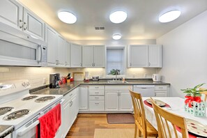 Réfrigérateur, micro-ondes, plaque de cuisson, lave-vaisselle