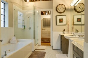 Combined shower/bathtub, jetted bath, hair dryer, towels