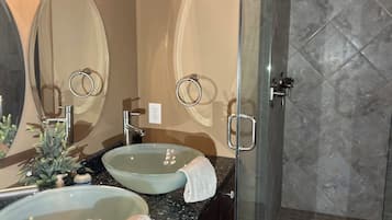 Douche, sèche-cheveux, serviettes fournies, savon