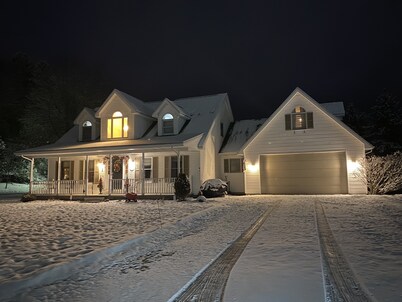 Quality in Town, Hot Tub Great Reviews!CLEAN! Comfy Beds Photo wall Game room 