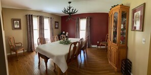 Dining - Quality in Town, Hot Tub Great Reviews!CLEAN! Comfy Beds Photo wall Game room  (Ellicottville)