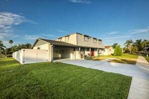 Exterior - Living Large! 5br/3ba, heated pool, spa, grill, RV parking, boat ramp access (Tampa)