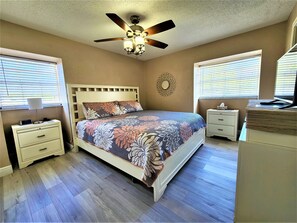 5 bedrooms, desk, iron/ironing board, travel crib