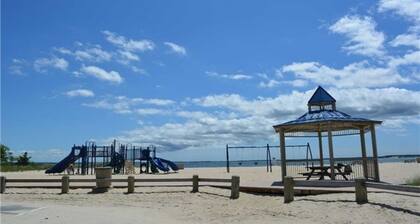 Beautiful Colonial Mint Condition Summer House Walking Distance to Beach