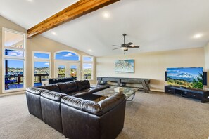 TV connectée, Netflix, lecteur de DVD, baby-foot