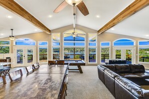 TV connectée, Netflix, lecteur de DVD, baby-foot